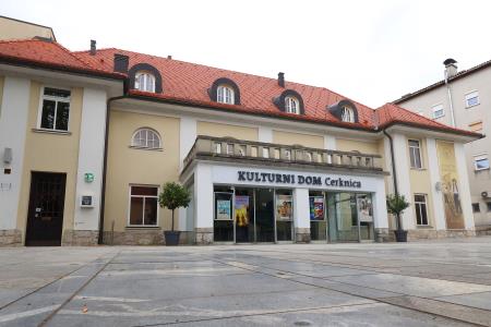 NAPIS KULTURNI DOM CERKNICA 01 FOTO LJUBO VUKELIČ
